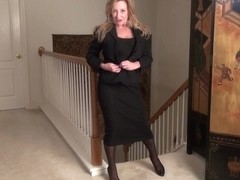 American milf Phoebe Waters works her pussy with fingers